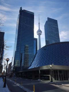 Roy Thomson Hall a CN Tower